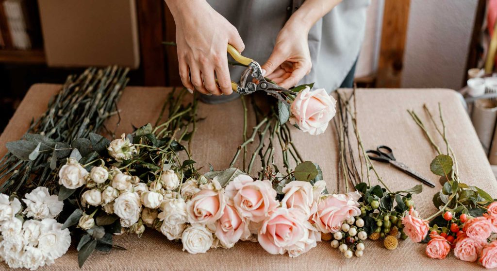 making-beautiful-floral-bouquet